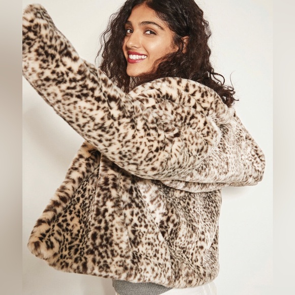Banana Republic Jackets & Blazers - Banana Republic Leopard Print Faux Fur Coat